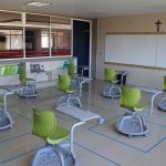 Aulas en colegio Cumbres Tijuana con sillas ergonómicas de colores