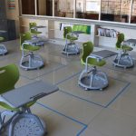 Instalaciones con sillas modernas colegio Cumbres Tijuana